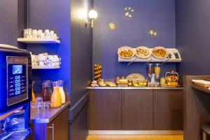 Kuchyň nebo kuchyňský kout v ubytování Hotel Bristol Metz Centre Gare