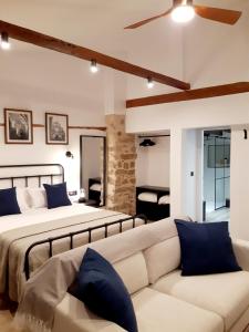 Un dormitorio con una cama grande y un sofá. en La Rúa 4, en Úbeda 29 fotos más
