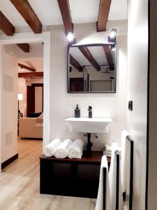 un baño con lavabo y espejo en La Rúa 4, en Úbeda