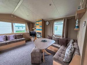 Posezení v ubytování Lovely 8 Berth Caravan At California Cliffs Holiday Park In Norfolk Ref 50053C
