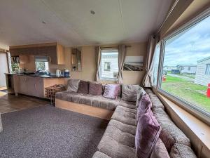 Kuchyň nebo kuchyňský kout v ubytování Lovely 8 Berth Caravan At California Cliffs Holiday Park In Norfolk Ref 50053C