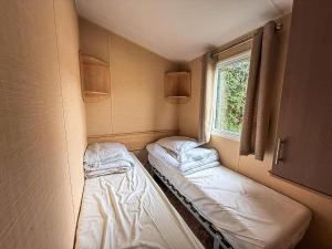 Postel nebo postele na pokoji v ubytování Lovely 8 Berth Caravan At California Cliffs Holiday Park In Norfolk Ref 50053C