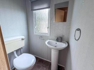 Koupelna v ubytování Lovely 8 Berth Caravan At California Cliffs Holiday Park In Norfolk Ref 50053C + 12 fotografií