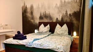 a bedroom with a bed with a painting on the wall at Privater Luxus am Untersberg in Grödig