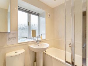 een badkamer met een wastafel, een toilet en een douche bij Victoria Cottage in Kettlewell