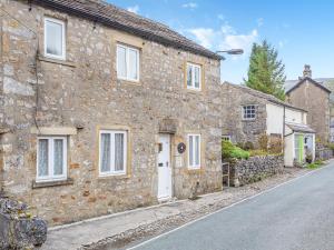 een oud stenen huis aan de straatkant bij Victoria Cottage in Kettlewell +11 foto's
