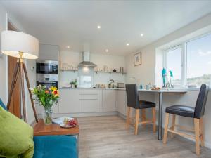 Η κουζίνα ή μικρή κουζίνα στο Riverside Apartment +19 φωτογραφίες