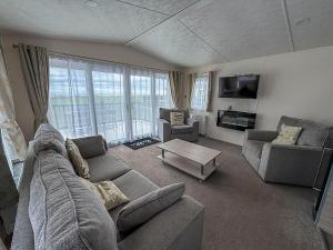 Posezení v ubytování Stunning Lodge Full Sea Views At Broadland Sands In Suffolk Ref 20089Bs