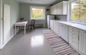 Η κουζίνα ή μικρή κουζίνα στο Three Bedroom Cozy Home In Flekkerøy