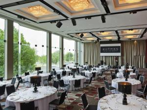 Un restaurante u otro lugar para comer en Pullman Melbourne Albert Park