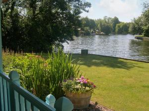 Udsigt til en flod der løber i nærheden af feriehuset