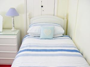 En eller flere senge i et værelse på Leisure Hour