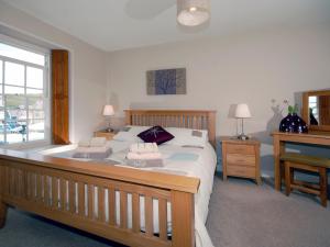Un dormitorio con una cama grande con toallas. en Cerniw - Cottage, en Aberaeron