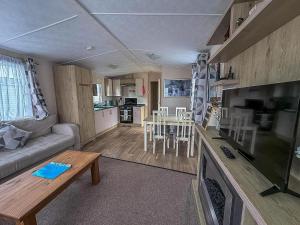 Η κουζίνα ή μικρή κουζίνα στο Lovely 6 Berth Caravan With Free Wi-Fi At Broadland Sands Ref 20017Bs