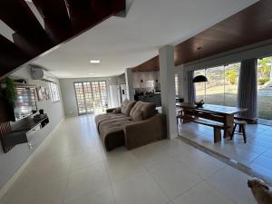 un ampio soggiorno con un divano e un tavolo di Casa Firenze a Rio Manso