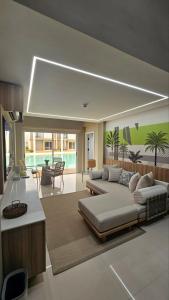 una sala de estar con un sofá y una mesa en Lime Resort Bohol, en Panglao