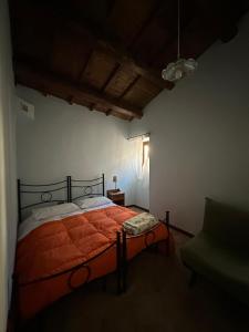 Ένα ή περισσότερα κρεβάτια σε δωμάτιο στο casa vacanze campagna in compagnia