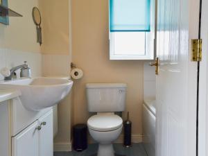 Un baño con un inodoro blanco y un lavabo. en Marina View, en East Cowes 3 fotos más