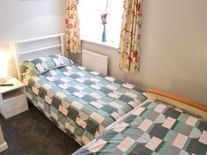 En eller flere senge i et værelse på Kittiwake + 2 billeder