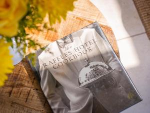 ein Buch auf einem Holztisch in der Unterkunft Mallard Cottage in Winchester