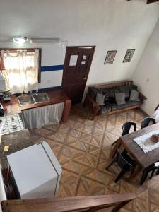 ein Wohnzimmer mit Tisch und Couch in der Unterkunft Aneley Cabañas Bosque Peralta Ramos in Mar del Plata