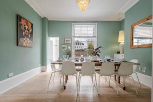 a dining room with a table and chairs at Stunning Townhouse & Basement in Leamington Spa in Leamington Spa