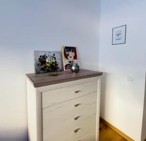 a dresser in a room with a white wall at Zentrales City-Apartment mit Stil nähe Stadthalle in Graz