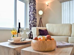 ein Wohnzimmer mit einer Obstschale auf einem Tisch in der Unterkunft Merrywind in Beadnell