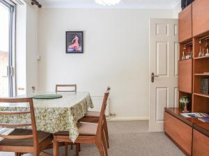Un comedor con mesa y sillas en Mona's Bungalow, en Wellesbourne