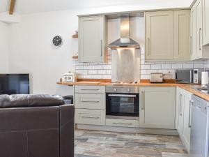 Η κουζίνα ή μικρή κουζίνα στο The Dairy At Brook House Farm-Uk40631 +5 φωτογραφίες