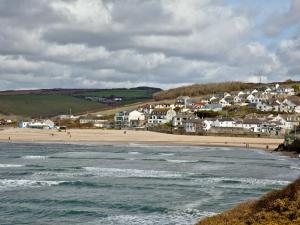 a view of a beach with houses in the background at Sea Glimpses in Saint Columb Minor