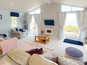 una sala de estar con un sofá y una mesa en Ocean Retreat Lodge, en Corton