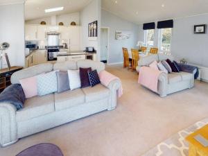 Una sala de estar con dos sofás y una cocina. en Ocean Retreat Lodge, en Corton