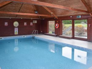ein großer Pool in einem Gebäude mit einem großen in der Unterkunft Capstan Cottage in Whitby