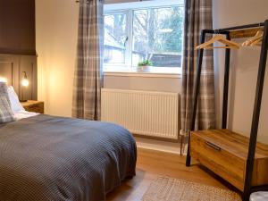 une chambre avec un lit et une fenêtre dans l'établissement Terraughtie Cottage East-Uk31767, à Terreglestown 13 autres photos