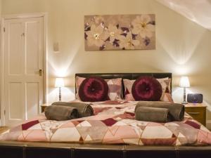 a bedroom with a bed with two pillows on it at Stonebank Cottage - Uk35686 in Hunwick