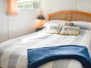 En eller flere senge i et værelse på Happy Valley Chalet