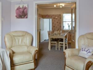 Una sala de estar con mesa y sillas y un comedor. en Say Shells, en Filey 13 fotos más