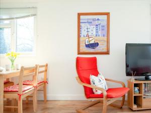 ein Wohnzimmer mit einem Tisch, 2 Stühlen und einem TV in der Unterkunft Lodge 133 - Uk43196 in Saint Merryn