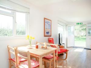 ein Esszimmer mit Tisch und Stühlen in der Unterkunft Lodge 133 - Uk43196 in Saint Merryn + 14 Fotos