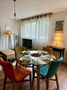 a dining room with a table and chairs at Le Baltimore avec climatisation piscine et parking in Toulouse