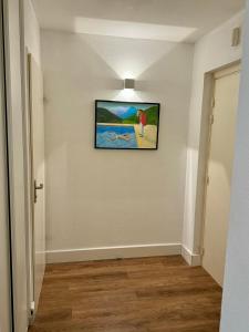 a room with a painting of a person on a wall at Le Baltimore avec climatisation piscine et parking in Toulouse