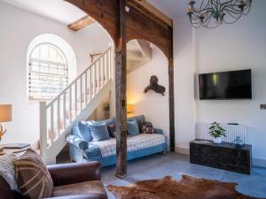 un salon avec un canapé et une télévision dans l'établissement Tack Room, à Benniworth