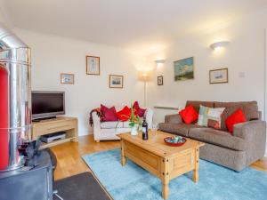 ein Wohnzimmer mit einer Couch und einem Couchtisch in der Unterkunft Caldon Cottage in Cromarty