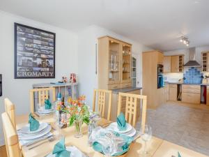 eine Küche und ein Esszimmer mit Tisch und Stühlen in der Unterkunft Caldon Cottage in Cromarty + 24 Fotos