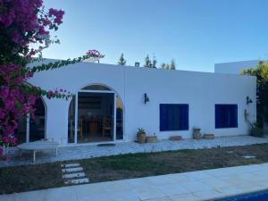 ChotranaにあるPerle de la Soukraの庭のベンチ付白い建物 +13枚の写真