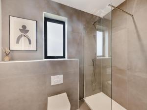 スランゲヴニにあるLodge Four - Uk42794のガラスドア付きのシャワー付きのバスルーム +6枚の写真