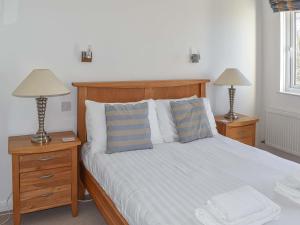 Postel nebo postele na pokoji v ubytování Maltings Cottage