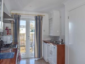 Kuchyň nebo kuchyňský kout v ubytování Maltings Cottage