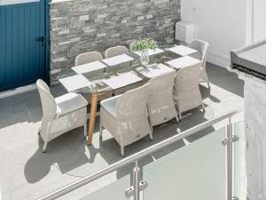 Una mesa de comedor y sillas en un patio. en Admiral's Lookout, en Ilfracombe